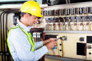 Elektrik panosu üzerinde çalışan personel